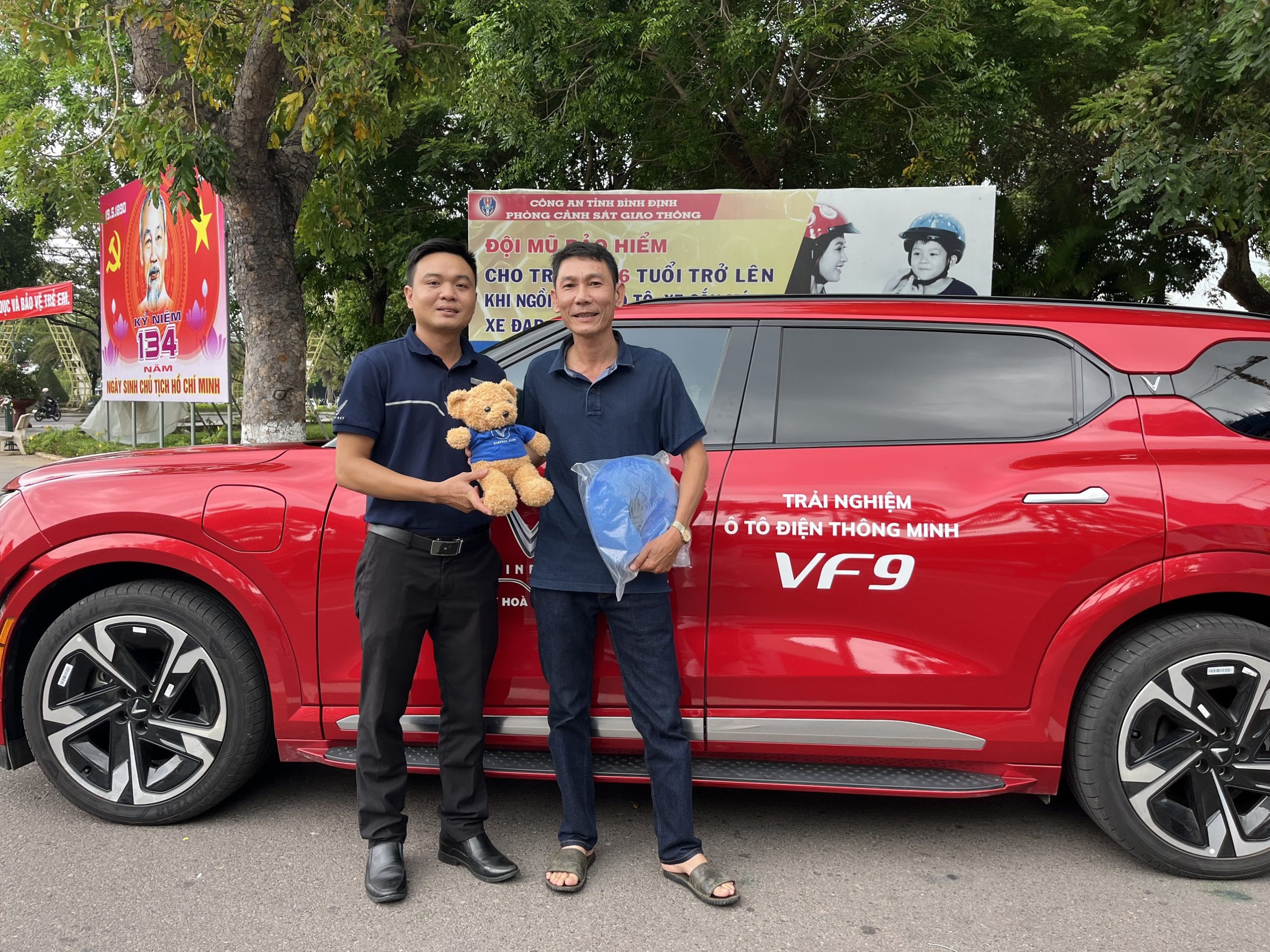 khách hàng lái thử VF9 tại showroom Thái Nguyên, showroom VinFast Minh Đạo Thái Nguyên